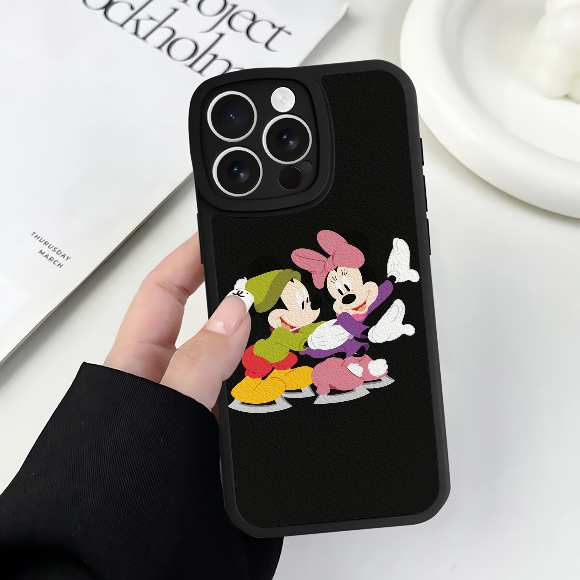 （画像用） ミッキーマウス Mickey Mouse 【iPhone 16シリーズ対応】シリコンスマホケース（レザー調） 材質：シリコン